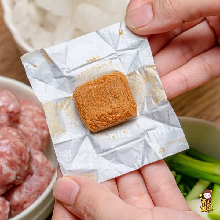 แกงจืดหมูสับไชเท้า ในชามพร้อมเสิร์ฟ
