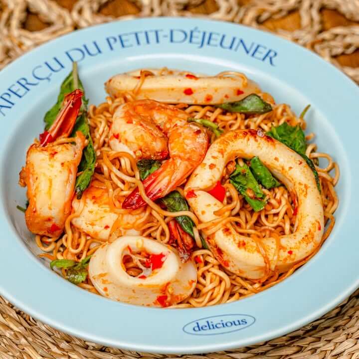 เมนูเส้นผัดแซ่บจัดจ้านพร้อมกุ้งและปลาหมึก
