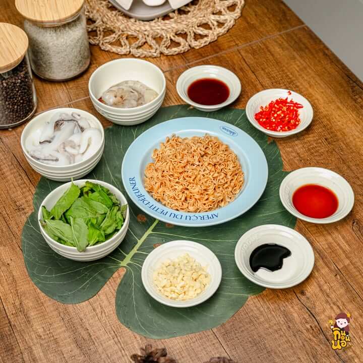 ผัดกระเทียมพริกและซีฟู้ดในกระทะร้อน