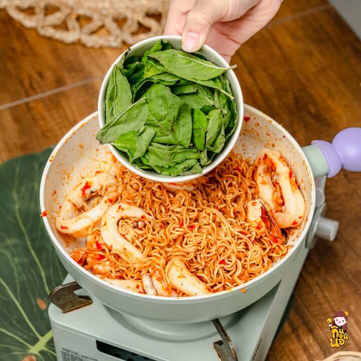 จานเส้นผัดเสิร์ฟพร้อมเครื่องเคียงไข่ดาว