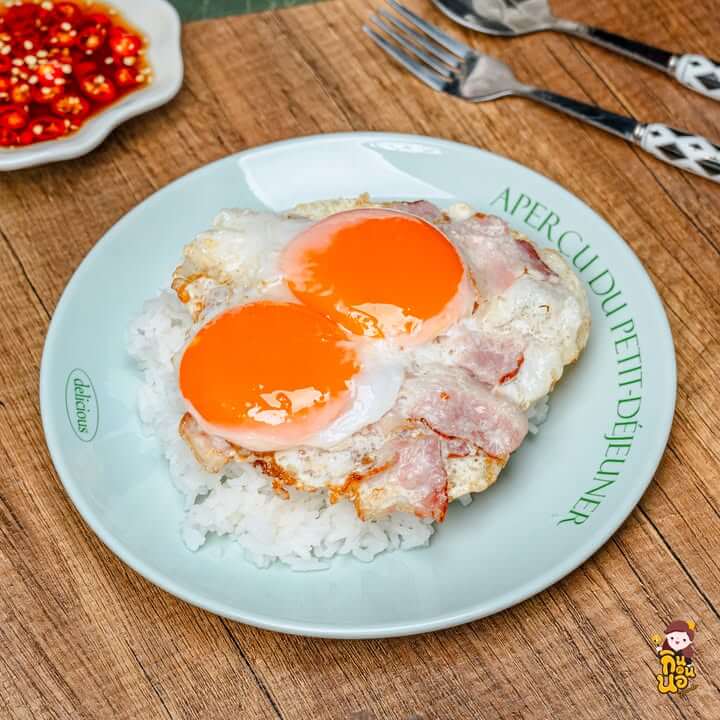 ไข่ดาวเบคอน หย่อนไข่แดงตรงกลางสุกกำลังดี
