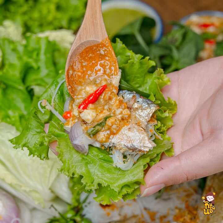 เมี่ยงปลาทูน้ำจิ้มถั่วตัดไข่เค็มจัดเสิร์ฟพร้อมผักสด