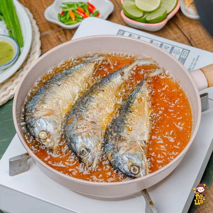 วัตถุดิบสำหรับทำน้ำจิ้มถั่วตัดไข่เค็มและผักสดสำหรับห่อเมี่ยง