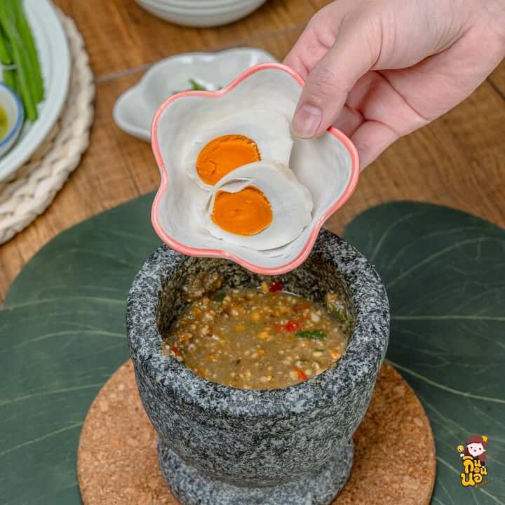 ผักสดหลากหลายชนิดสำหรับห่อเมี่ยง