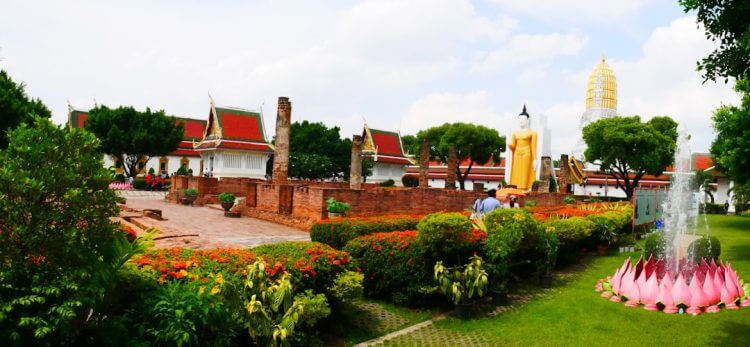 a garden with a fountain in the middle of it