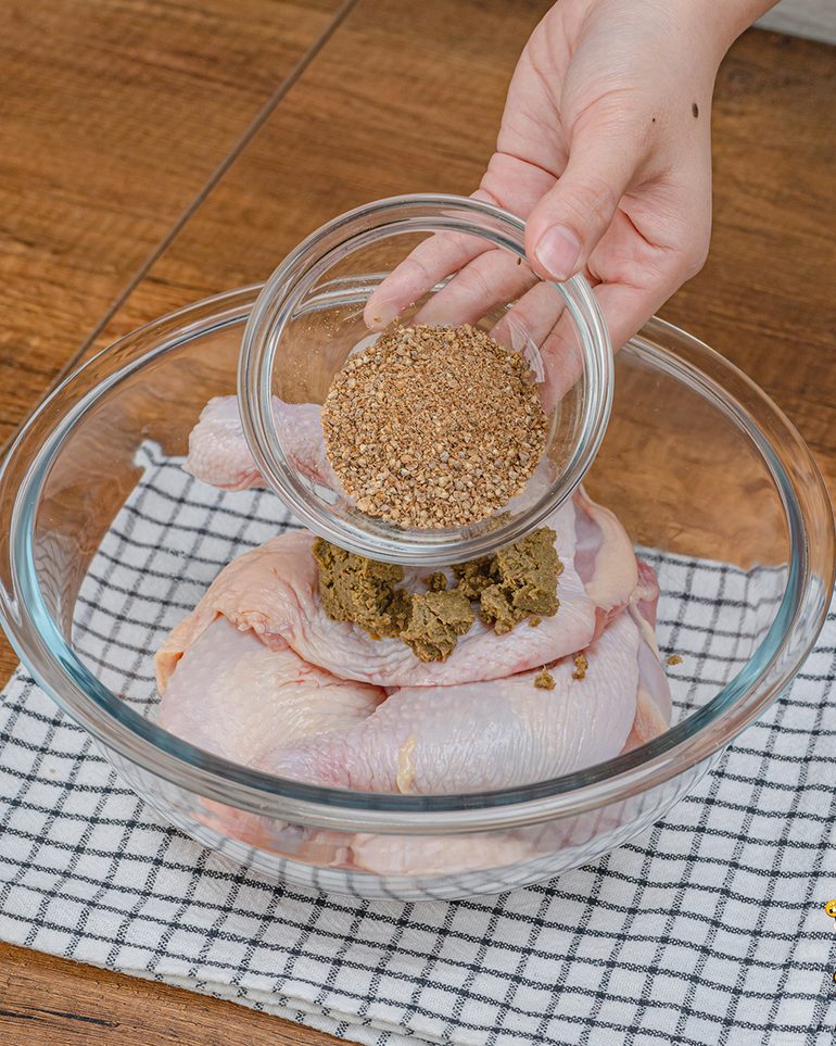 ไก่ทอดหาดใหญ่ ขั้นที่ 4: ใส่ไก่ลงในชามผสม ตามด้วยสามเกลอและเครื่องเทศที่โขลกไว้