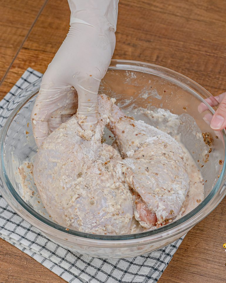 ไก่ทอดหาดใหญ่ ขั้นที่ 8: เมื่อไก่หมักได้ที่แล้ว ใส่แป้งทอดกรอบลงในชามไก่ ค่อยๆ เทน้ำเย็นตาม…