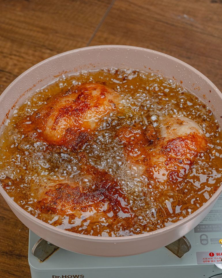 ไก่ทอดหาดใหญ่ ขั้นที่ 9: ตั้งน้ำมันบนไฟกลางจนร้อน ค่อยๆ วางไก่ลงทอด ปล่อยให้ด้านล่างกรอบก่อนค่อยกลับ…