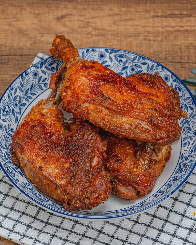 ไก่ทอดหาดใหญ่ ขั้นที่ 10: ใช้ที่คีบตักไก่ขึ้น พักให้สะเด็ดน้ำมัน