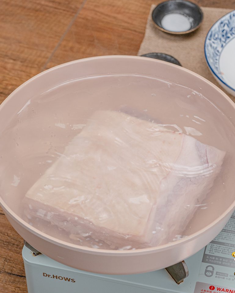 หมูกรอบหม้อทอด ขั้นที่ 2: รอจนน้ำเดือด ใส่หมูสามชั้นลงไปทั้งชิ้น ต้มประมาณ 30–40 นาที…