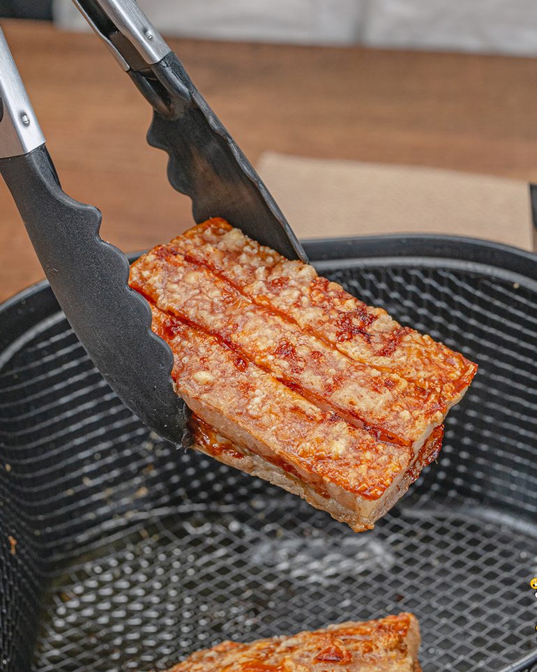 หมูกรอบหม้อทอด ขั้นที่ 13: ใช้ที่คีบกลับด้านหมู หงายหนังขึ้นด้านบน อบด้วยไฟ 200 องศาประมาณ 15–20 นาที…