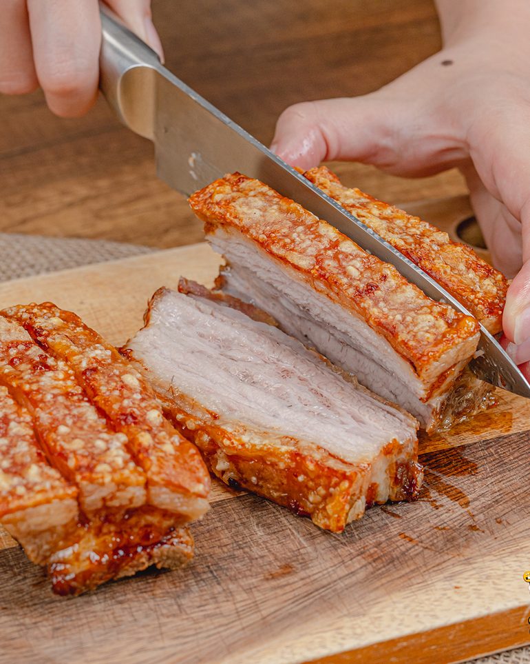 หมูกรอบหม้อทอด ขั้นที่ 14: ยกหมูออกมาพักบนเขียงประมาณ 5 นาที แล้วหั่นเป็นชิ้นพอดีคำ