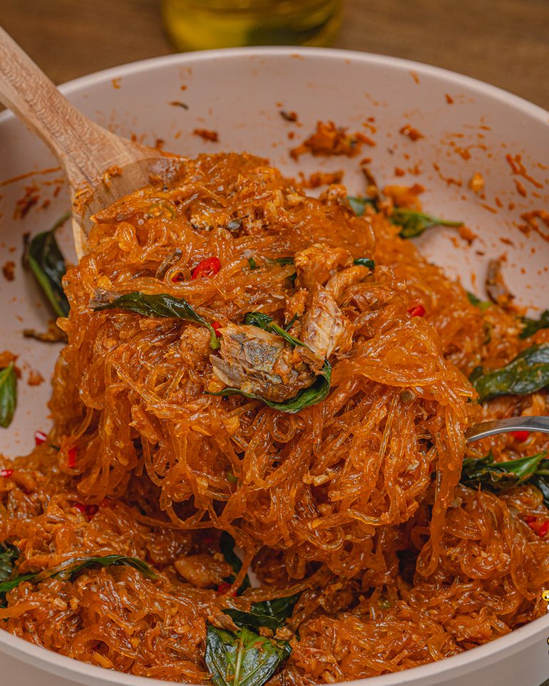 ยำปลากระป๋องผัดวุ้นเส้น ขั้นที่ 7: ปิดไฟ ตักใส่จาน พร้อมเสิร์ฟ