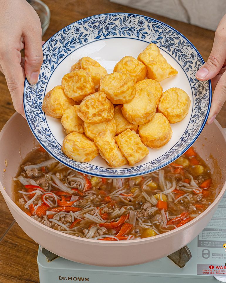 เต้าหู้ไข่ทรงเครื่องหน้าล้น ขั้นที่ 12: ใส่เต้าหู้ไข่ทอดลงไป พลิกคลุกเบาๆ แค่พอให้ซอสเคลือบทั่วชิ้น…