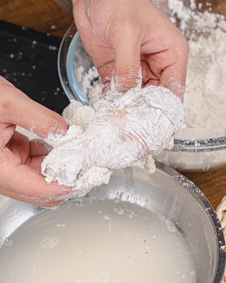 ไก่ทอดกร๊อบๆ ขั้นที่ 4: นำไก่ลงคลุกแป้งแห้ง กดให้แป้งเกาะทั่วทุกด้าน รวมถึงซอกใต้หนัง