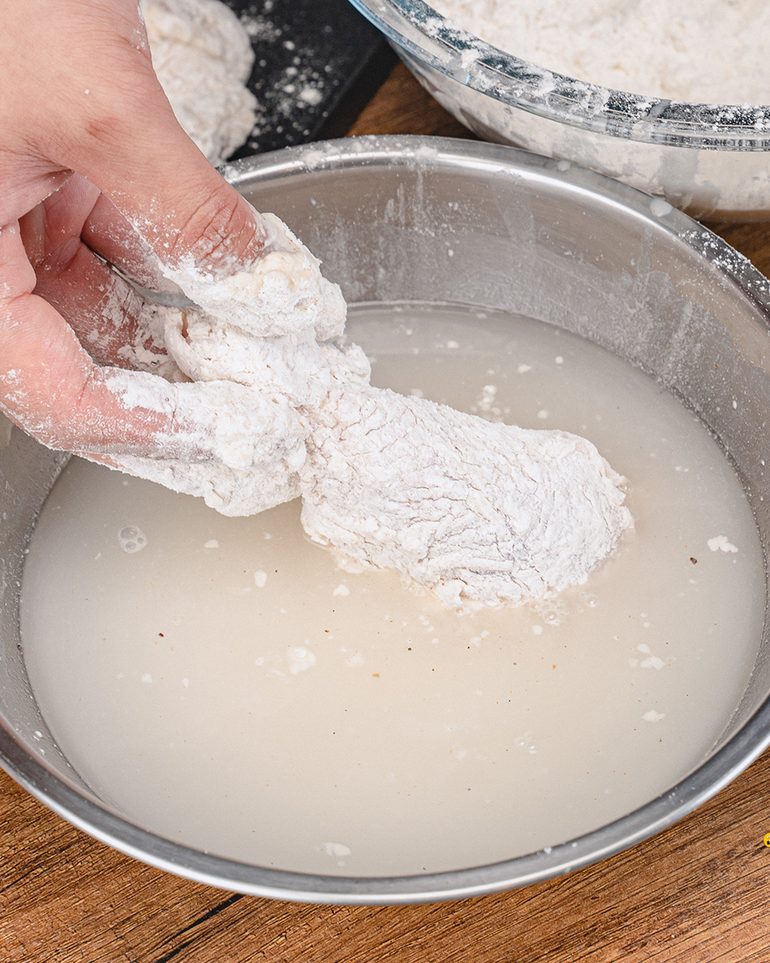 ไก่ทอดกร๊อบๆ ขั้นที่ 5: ยกไก่ขึ้นเคาะแป้งส่วนเกินออก จุ่มลงในแป้งผสมน้ำให้เปียกทั่ว…