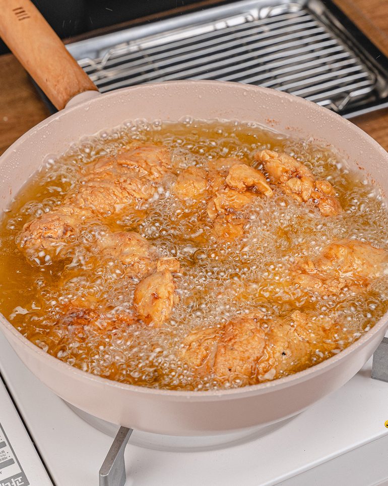 ไก่ทอดกร๊อบๆ ขั้นที่ 10: ทอดด้วยไฟกลาง ปล่อยให้ด้านแรกแป้งแข็งตัวก่อนค่อยพลิก…