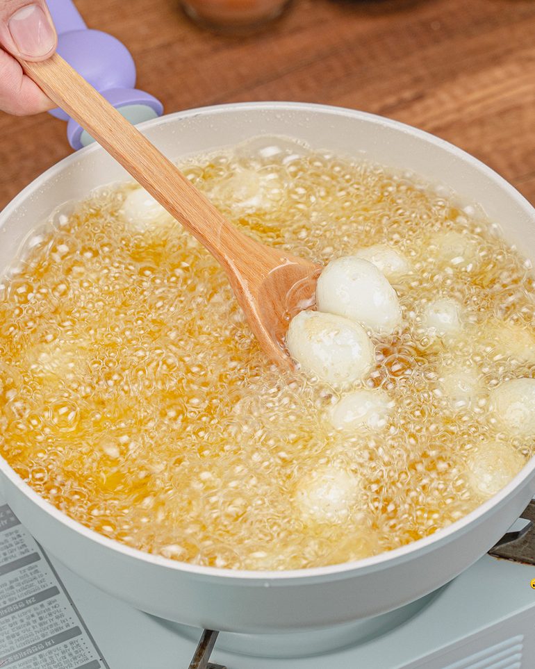 ไข่นกกระทาลูกเขย ขั้นที่ 3: ทอดและคนด้วยทัพพีไม้เป็นระยะให้ไข่โดนน้ำมันทั่วลูก ประมาณ 8–10 นาที…