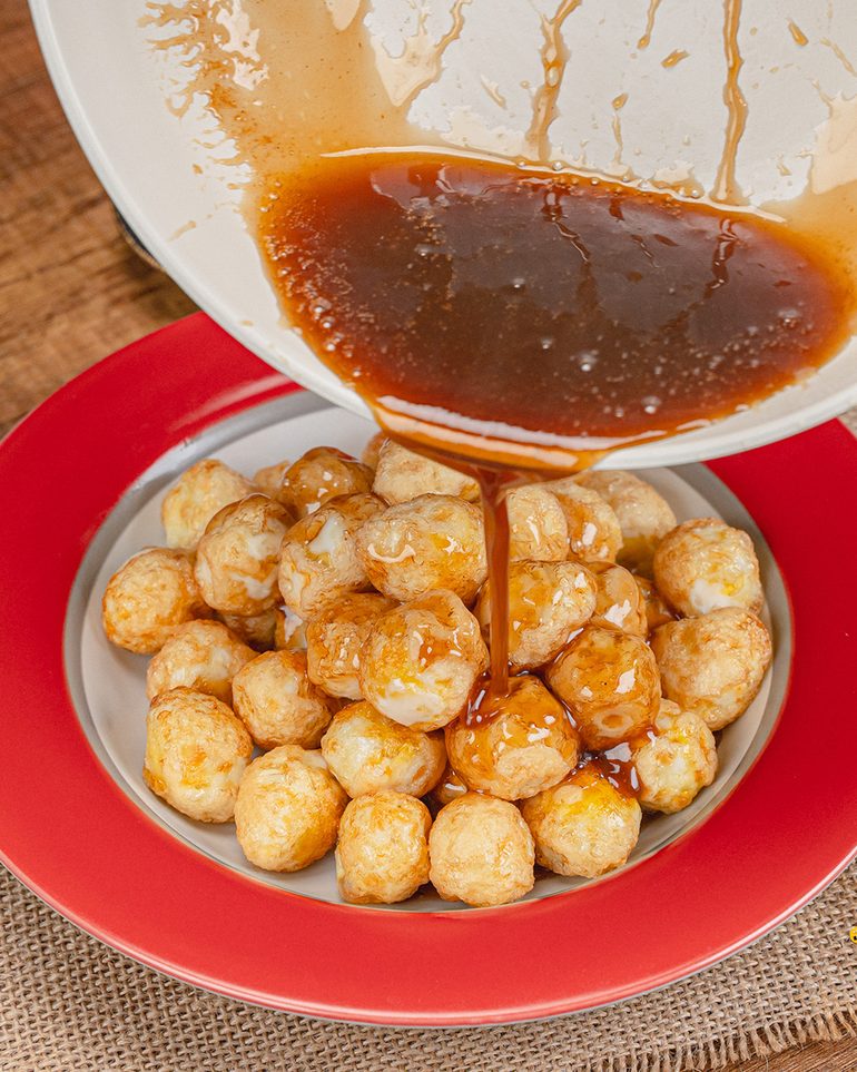 ไข่นกกระทาลูกเขย ขั้นที่ 8: ราดซอสลงบนไข่นกกระทาที่พักไว้ให้ทั่ว
