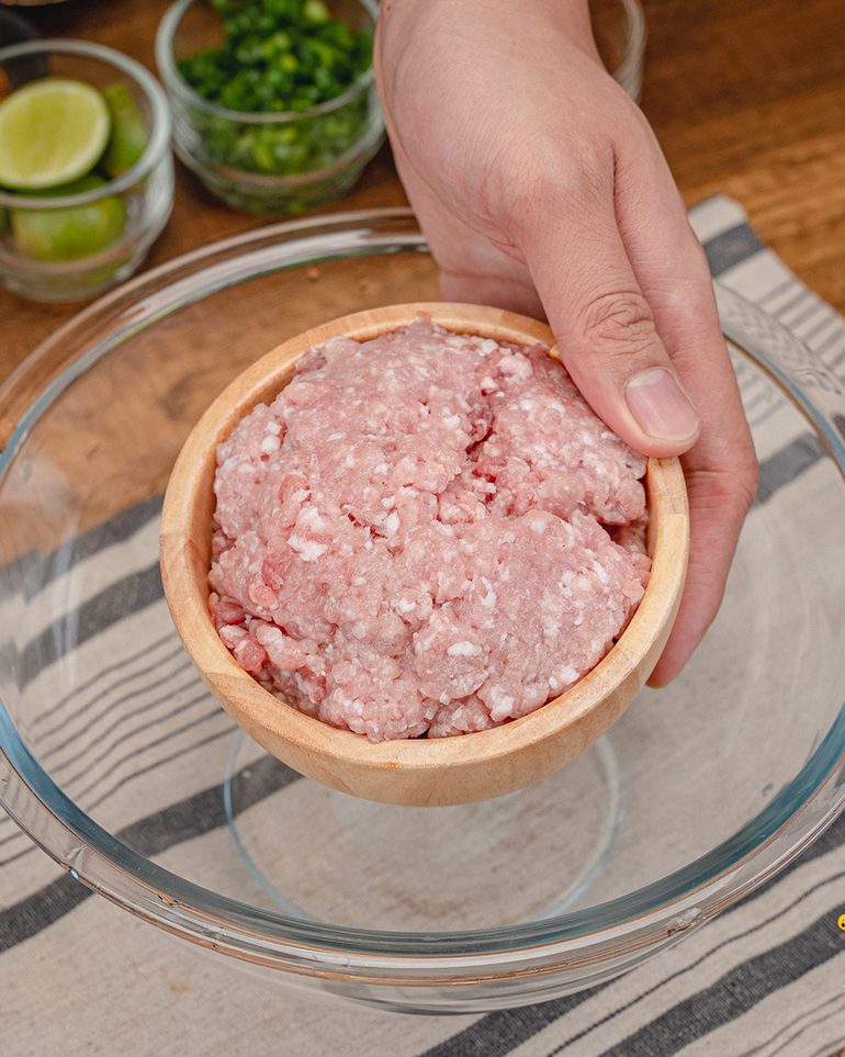 มะเขือยาวทอดกรอบสอดไส้หมูสับ ขั้นที่ 1: ใส่หมูสับลงในชามผสมใบใหญ่