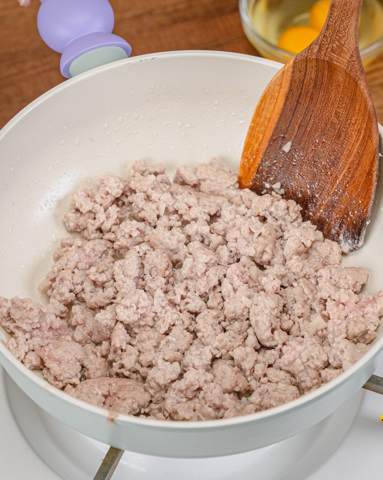 หมูสับหม่าล่าไข่เยิ้ม ขั้นที่ 3: ผัดต่อประมาณ 3–4 นาที จนหมูพอเริ่มสุก เปลี่ยนเป็นสีขาวเกือบทั่ว…