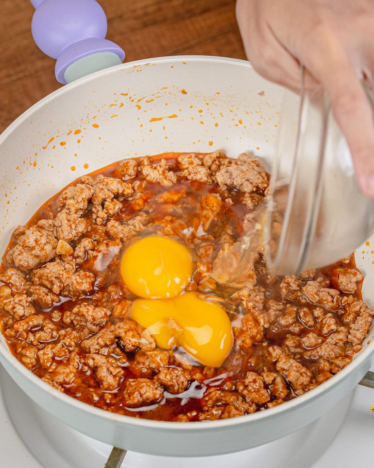 หมูสับหม่าล่าไข่เยิ้ม ขั้นที่ 5: ตอกไข่ลงบนหมูในกระทะ