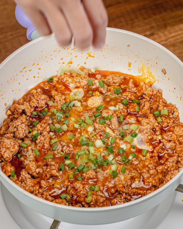 หมูสับหม่าล่าไข่เยิ้ม ขั้นที่ 7: โรยต้นหอมและผักชีไว้ด้านบน