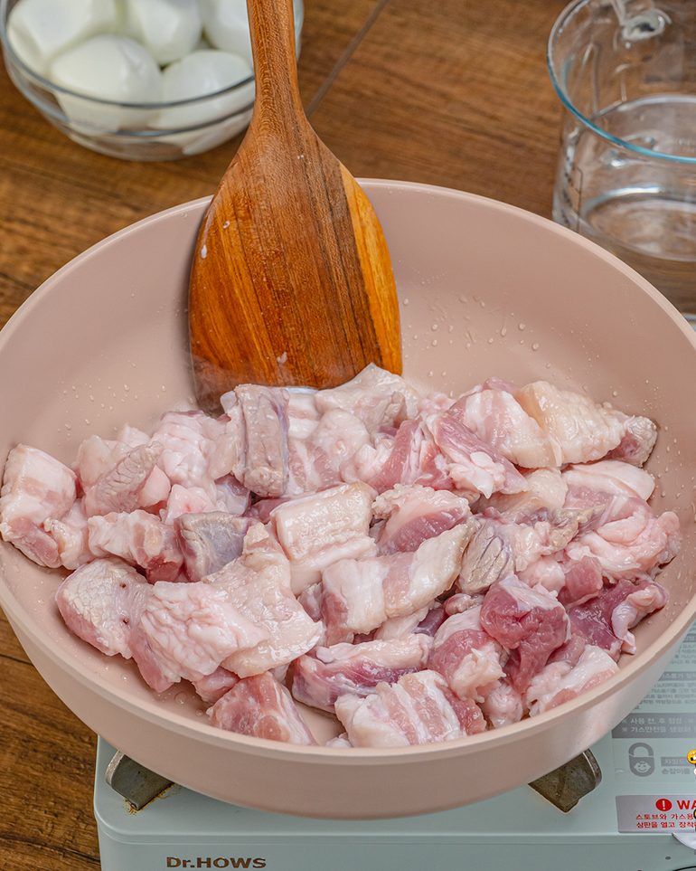 ไข่พะโล้หมูสามชั้นซอสขลุกขลิก ขั้นที่ 2: ใส่หมูสามชั้นลงไป ผัดจนผิวหมูเปลี่ยนสีและเริ่มสุก…