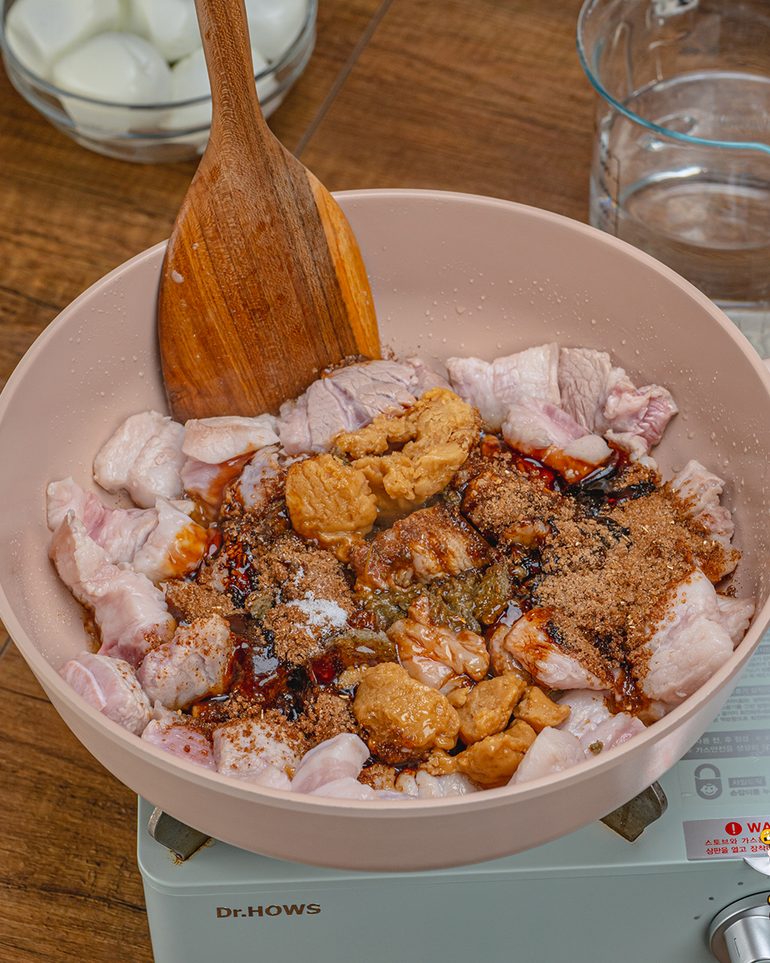 ไข่พะโล้หมูสามชั้นซอสขลุกขลิก ขั้นที่ 3: ใส่ผงพะโล้ สามเกลอ ซอสหอยนางรม ซีอิ๊วดำ น้ำตาลปี๊บ และเกลือ…