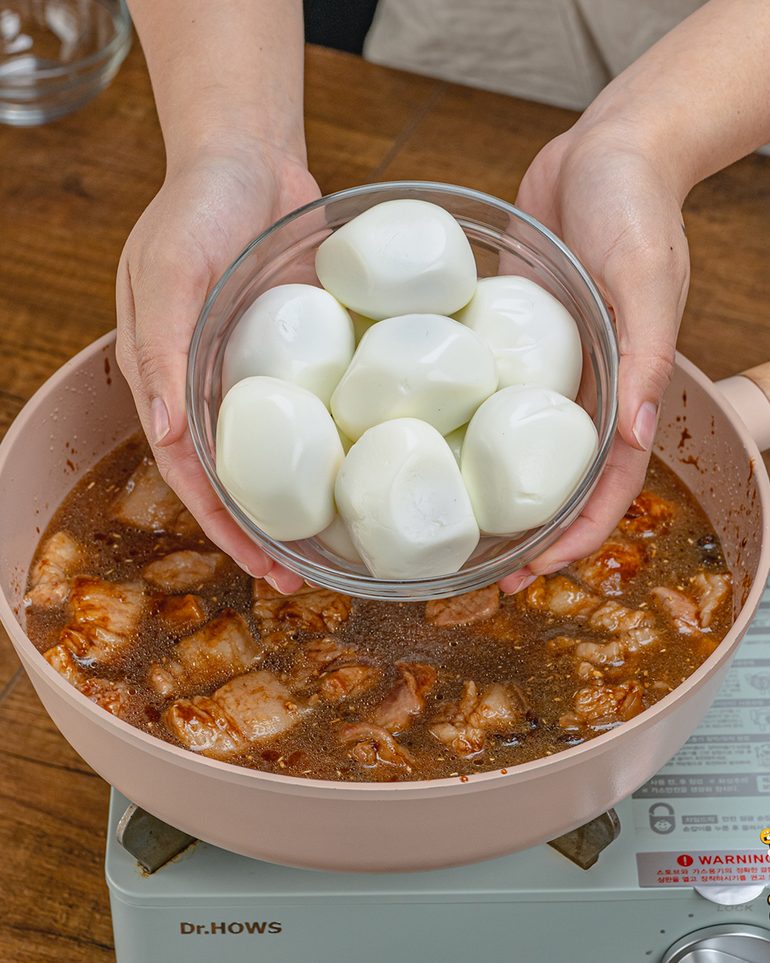 ไข่พะโล้หมูสามชั้นซอสขลุกขลิก ขั้นที่ 5: เติมน้ำ ใส่ไข่ต้ม (จะใส่กี่ฟองก็ได้) คนให้เข้ากัน