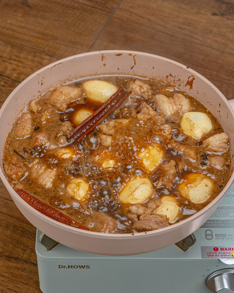 ไข่พะโล้หมูสามชั้นซอสขลุกขลิก ขั้นที่ 6: เคี่ยวด้วยไฟปานกลาง คนและพลิกไข่เป็นระยะ ประมาณ 45–60 นาที…