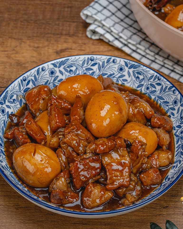 ไข่พะโล้หมูสามชั้นซอสขลุกขลิก ขั้นที่ 8: ตักใส่จาน ผ่าไข่ตามชอบ กินกับข้าวสวยร้อนๆ