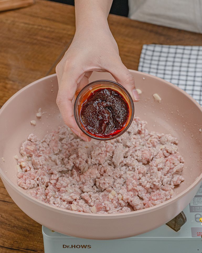 หมูสับผัดน้ำพริกเผา ขั้นที่ 4: ปรุงรสด้วยน้ำพริกเผา ซอสหอยนางรม ซอสปรุงรส น้ำตาลทราย และพริกป่น…