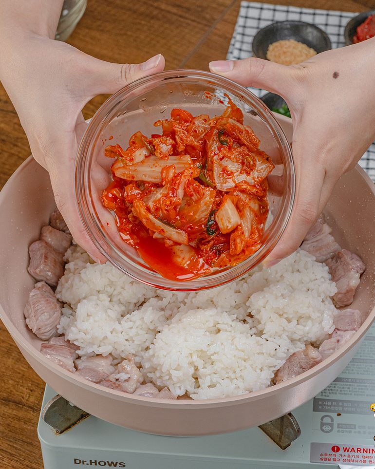 ข้าวผัดกิมจิ ขั้นที่ 4: ใส่กิมจิลงไปบนข้าว