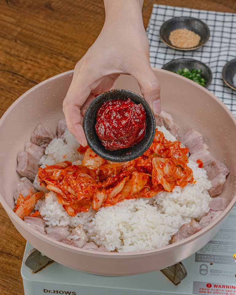 ข้าวผัดกิมจิ ขั้นที่ 5: ปรุงรสด้วยโคชูจัง ซีอิ๊วขาว น้ำมันงา พริกป่นเกาหลี และน้ำตาล