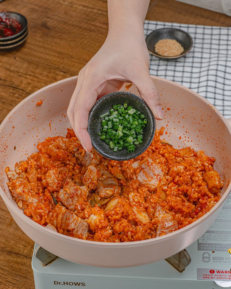 ข้าวผัดกิมจิ ขั้นที่ 7: ปิดไฟ โรยต้นหอมซอยและงาขาวด้านบน