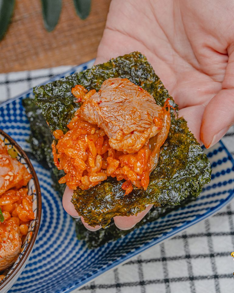 ข้าวผัดกิมจิ ขั้นที่ 8: ตักใส่ชาม เสิร์ฟพร้อมสาหร่ายแผ่น ตักข้าววางบนสาหร่ายแล้วห่อกินเป็นคำ