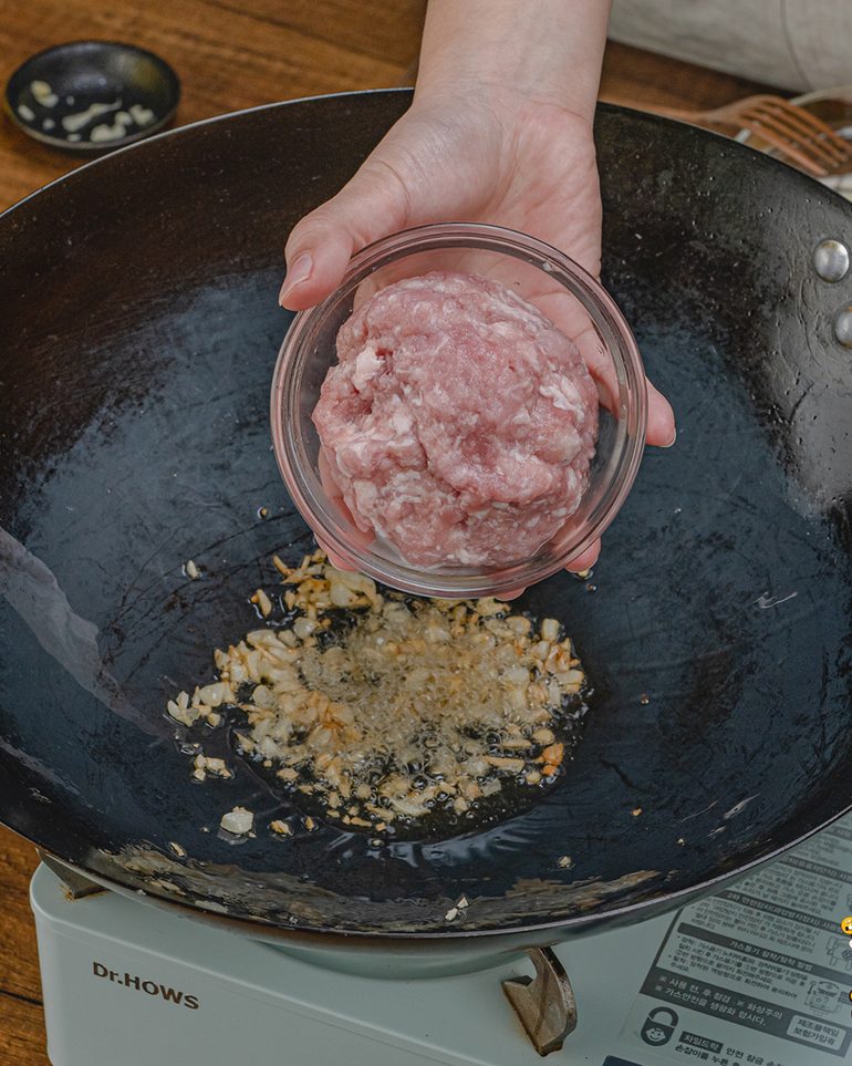 หมูสับกระเทียมพริกไทยไข่ข้น ขั้นที่ 3: ใส่หมูสับ ใช้ตะหลิวสับยีให้หมูแตกออกจากกัน ผัดจนหมูเริ่มสุก…