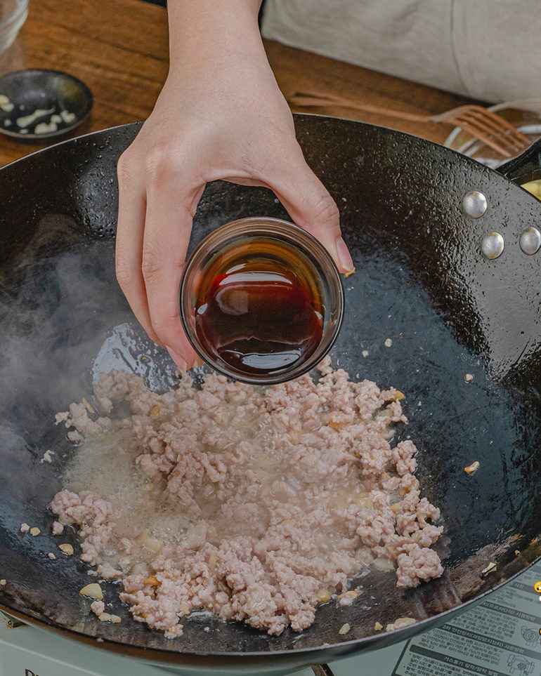 หมูสับกระเทียมพริกไทยไข่ข้น ขั้นที่ 4: ปรุงรสด้วยน้ำมันหอย ซีอิ๊วขาว และพริกไทย