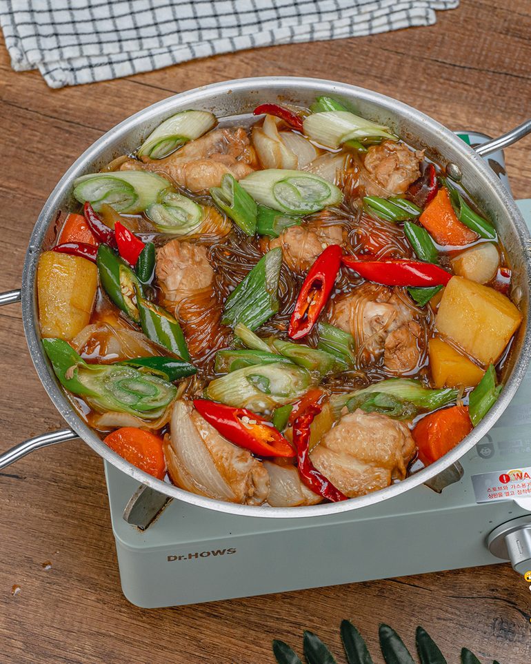 จิมดักไก่ตุ๋นซอสดำ ขั้นที่ 11: ต้มต่ออีกประมาณ 10 นาที คนเป็นระยะไม่ให้เส้นติดก้นกระทะ จนวุ้นเส้นใส สุกดี…