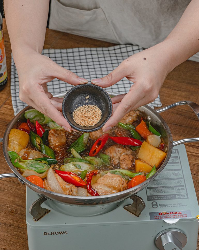 จิมดักไก่ตุ๋นซอสดำ ขั้นที่ 12: ปิดไฟ โรยงาขาวคั่ว แล้วเสิร์ฟทันทีขณะยังร้อน