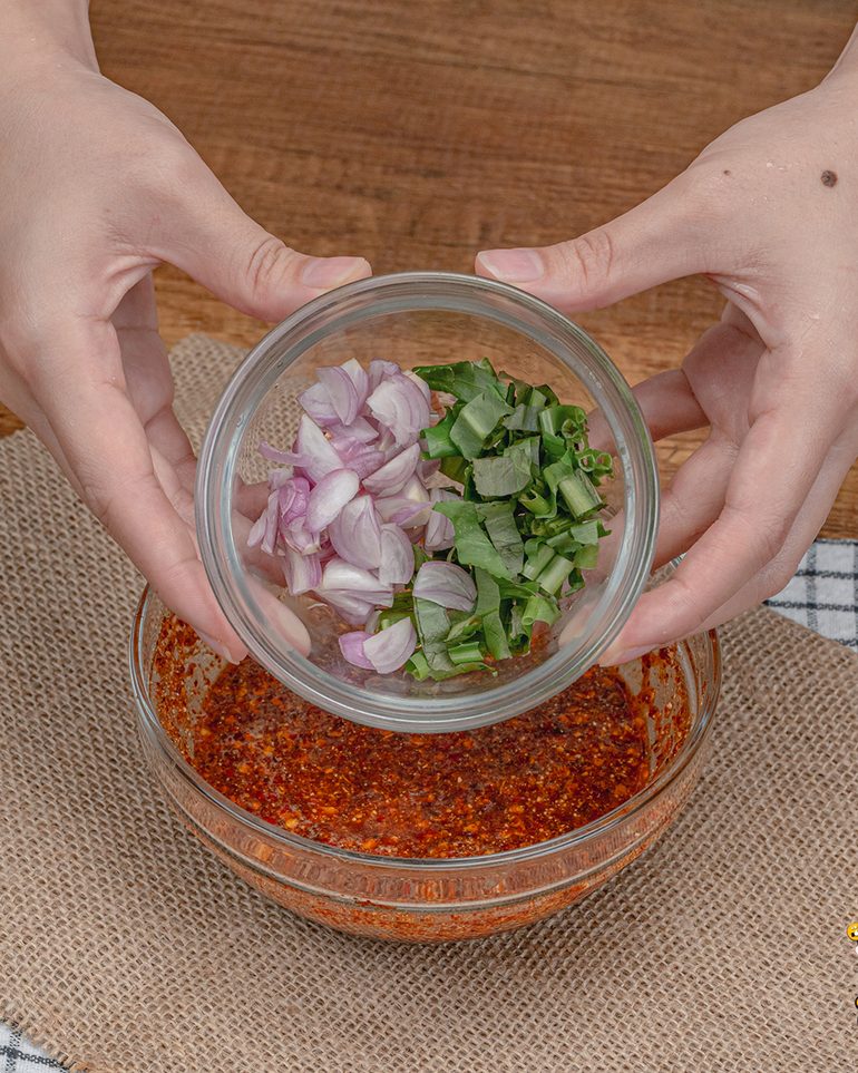 คอหมูย่างคลุกฝุ่น (หม้อทอดไร้น้ำมัน) ขั้นที่ 5: ใส่หอมแดงซอยและผักชีฝรั่งหั่นฝอย คนให้เข้ากัน แล้วพักแจ่วไว้