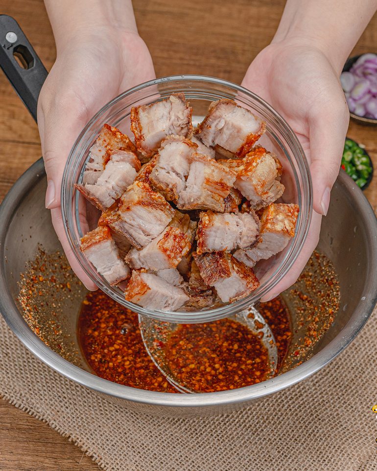 ลาบหมูกรอบ ขั้นที่ 5: ใส่หมูกรอบลงในชามน้ำลาบ