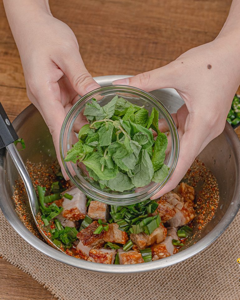 ลาบหมูกรอบ ขั้นที่ 6: ใส่ผักชีฝรั่งซอยและใบสะระแหน่