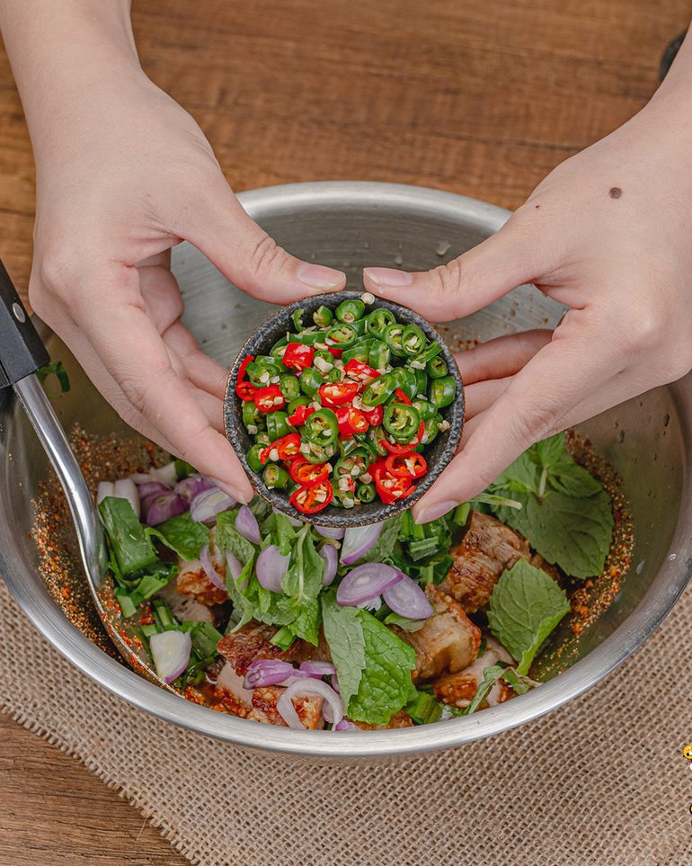 ลาบหมูกรอบ ขั้นที่ 7: ใส่หอมแดงซอยและพริกขี้หนูซอย