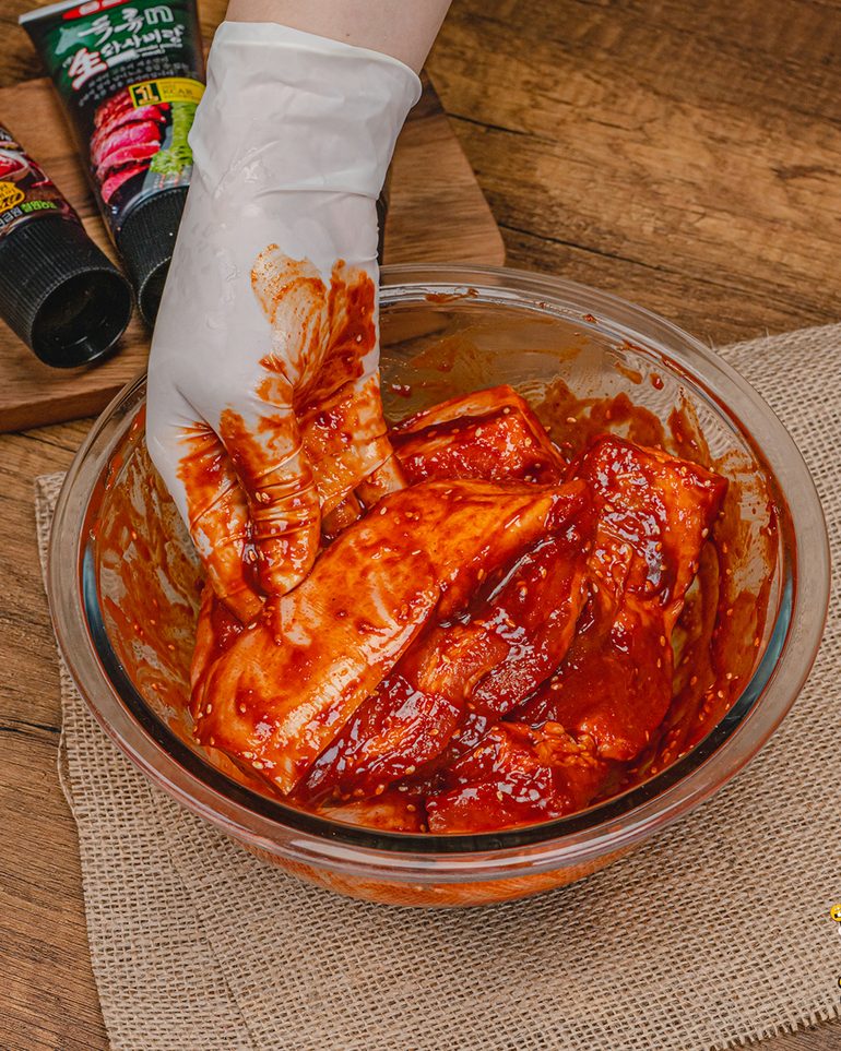 เมี่ยงหมูสามชั้นเกาหลี ขั้นที่ 3: ใส่หมูสามชั้นลงในชามซอส