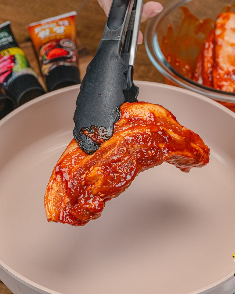 เมี่ยงหมูสามชั้นเกาหลี ขั้นที่ 4: สวมถุงมือ ขยำหมูกับซอสจนซอสเคลือบทั่วทุกแผ่นทั้งสองด้าน…