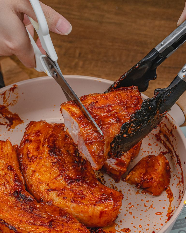 เมี่ยงหมูสามชั้นเกาหลี ขั้นที่ 6: ย่างประมาณ 3–4 นาทีต่อด้าน พลิกกลับเมื่อด้านที่ติดกระทะเกรียมสวย…