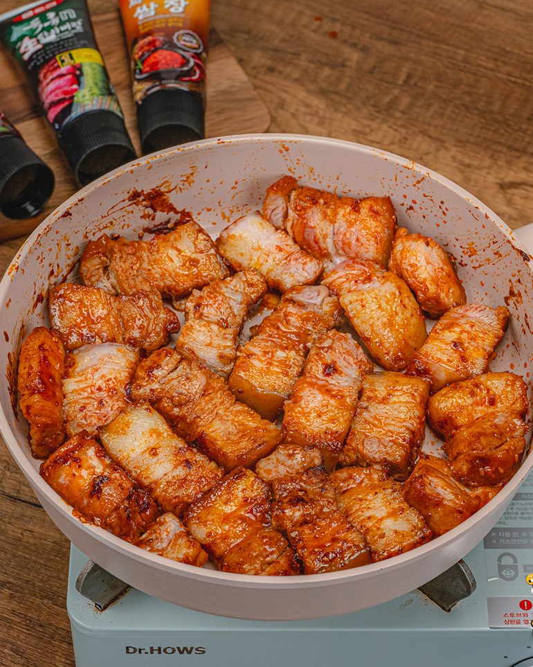 เมี่ยงหมูสามชั้นเกาหลี ขั้นที่ 7: เมื่อหมูเริ่มสุกประมาณหนึ่งแล้ว…