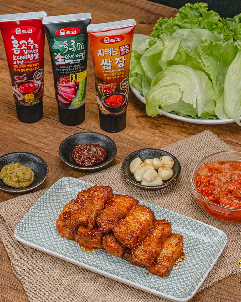 เมี่ยงหมูสามชั้นเกาหลี ขั้นที่ 8: ใช้ที่คีบพลิกคลุกชิ้นหมูให้ด้านที่ตัดสัมผัสกระทะ ย่างต่ออีกประมาณ 3–5…